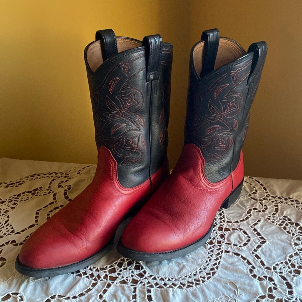 Ariat red & black western cowboy cowgirl boots. US Women’s 10B, EUR 41 1/2 M